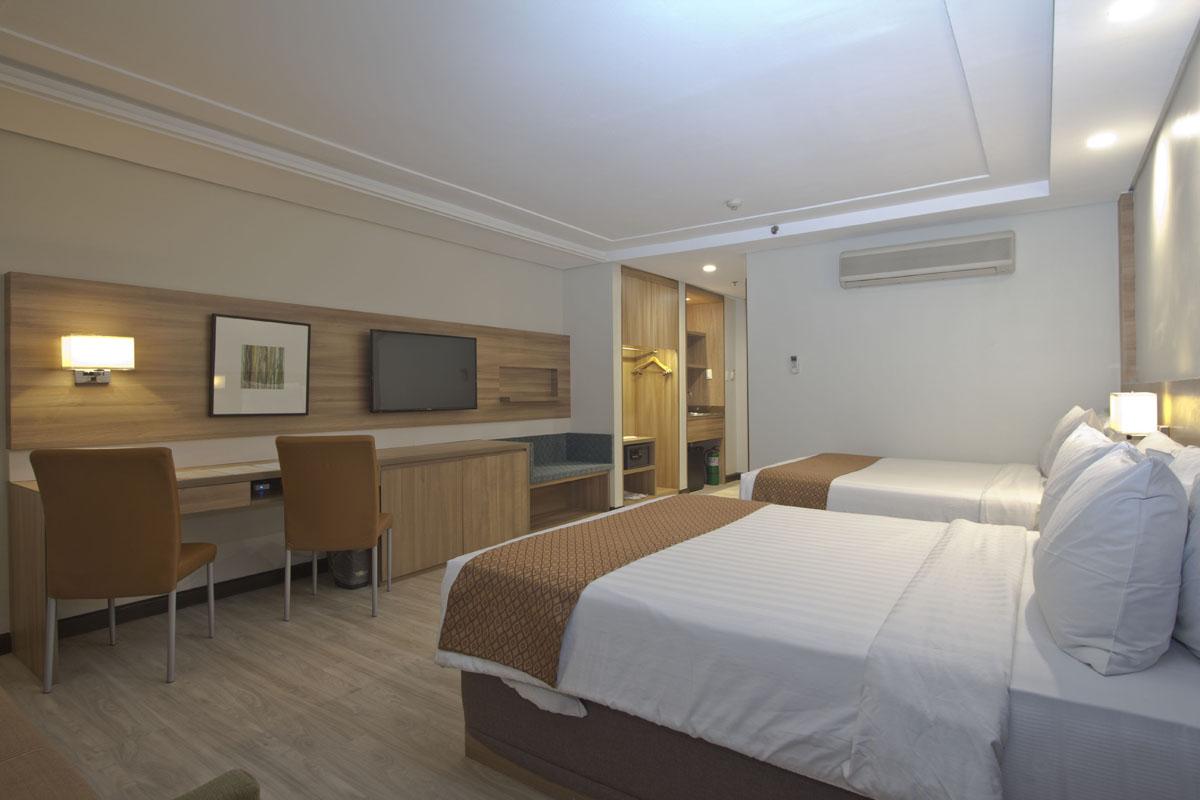 Crown Regency Hotel Makati Makati City Exterior photo