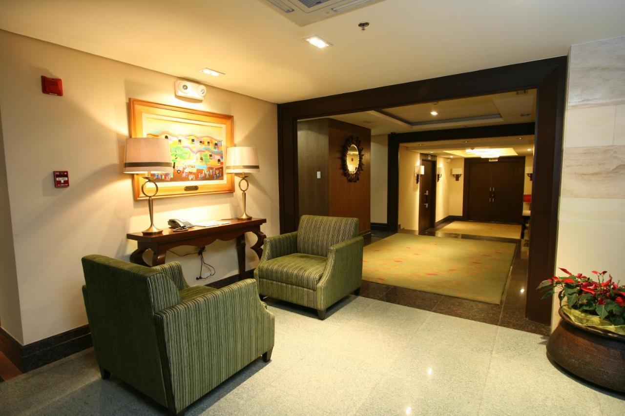 Crown Regency Hotel Makati Makati City Exterior photo