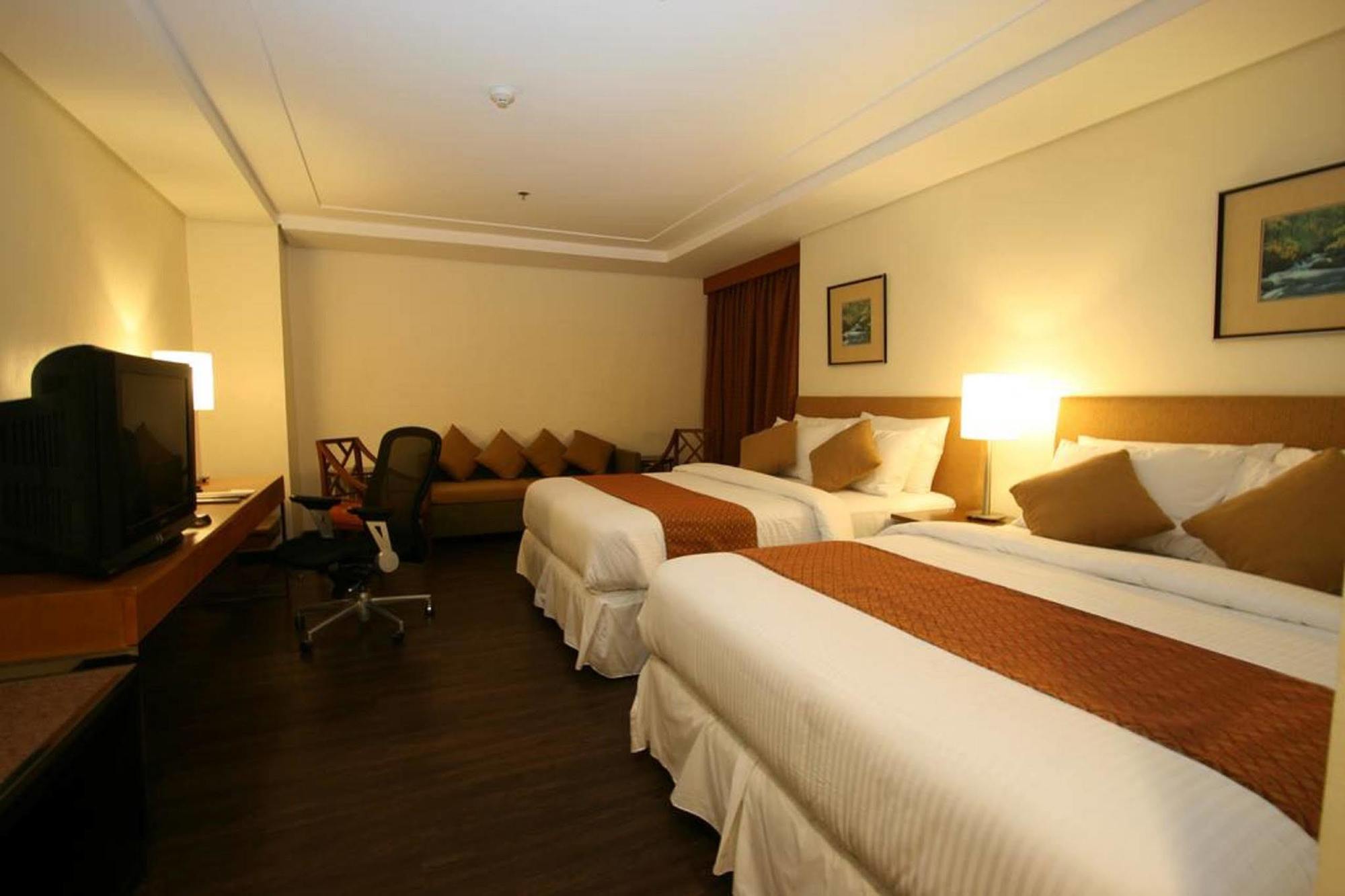 Crown Regency Hotel Makati Makati City Exterior photo