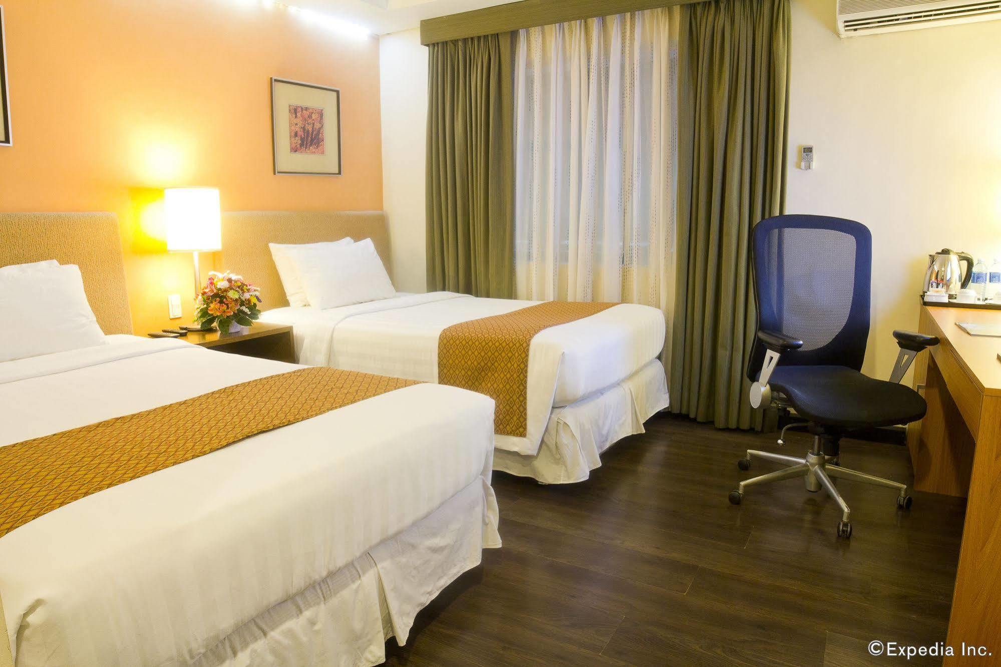 Crown Regency Hotel Makati Makati City Exterior photo