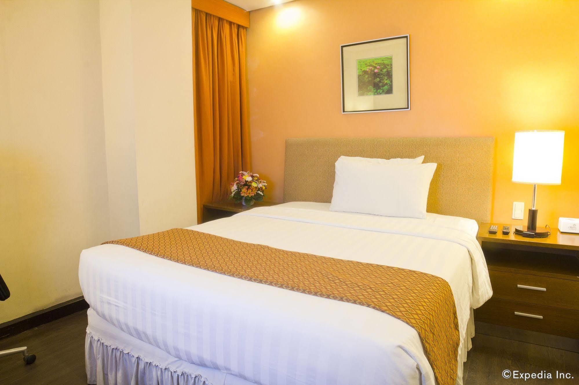 Crown Regency Hotel Makati Makati City Exterior photo