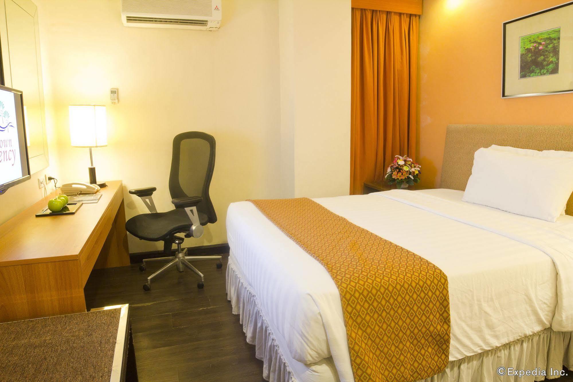 Crown Regency Hotel Makati Makati City Exterior photo