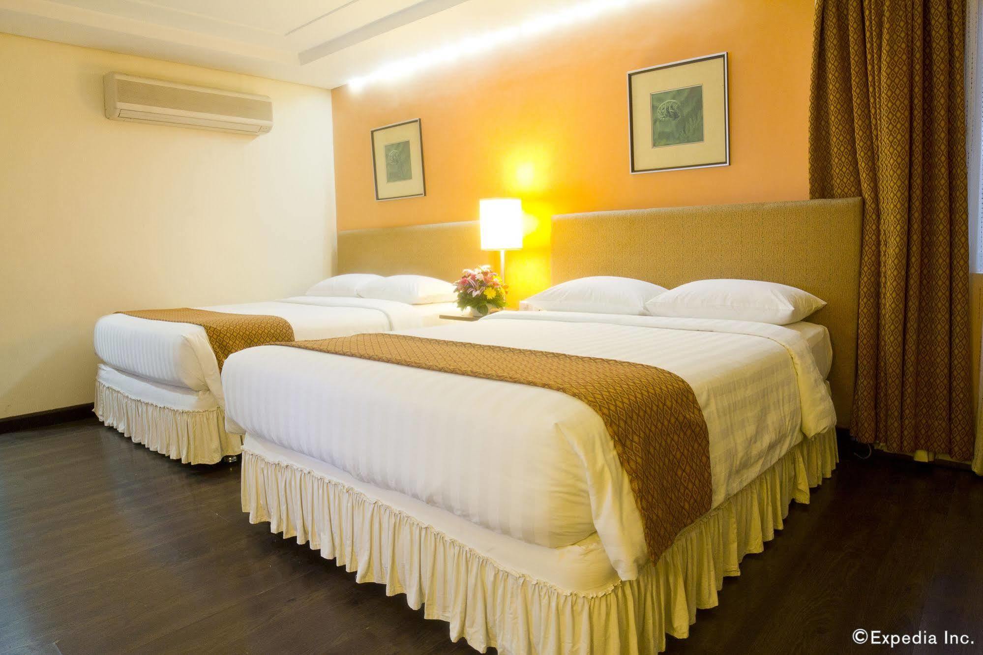 Crown Regency Hotel Makati Makati City Exterior photo